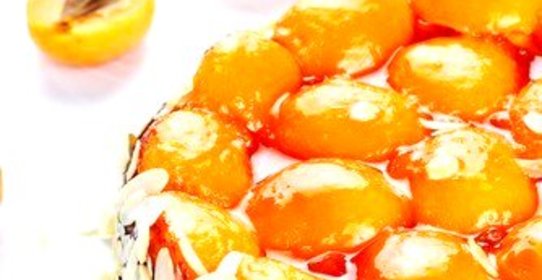 Пирог с абрикосами и миндалем