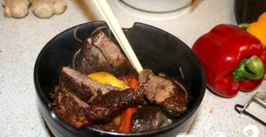 Утка по-китайски с лапшой и овощами