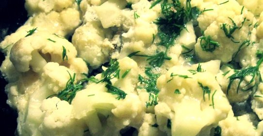 Цветная капуста с яйцами и зеленью