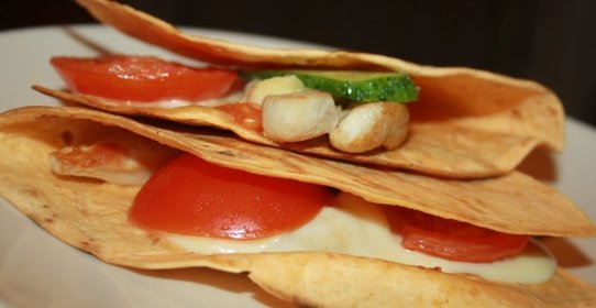 Тортилас с моцареллой, овощами и курицей