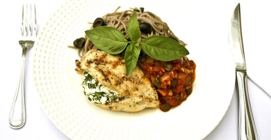 Куриные грудки с сыром фета, гречневой лапшой и соусом путанеско