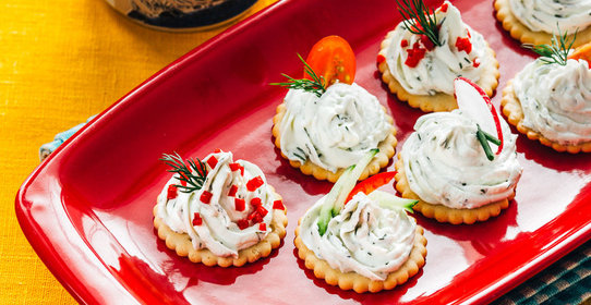 Крекеры с творожной пастой и овощами
