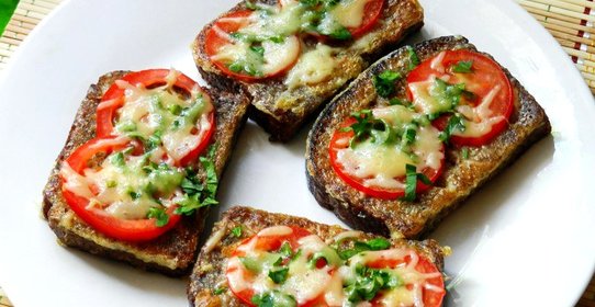 Гренки с томатами и зеленью