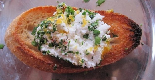 Брускетта с зеленью и козьим сыром