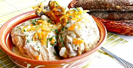 Тушеная курица в кастрюле