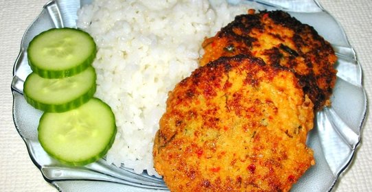 Рыбные котлеты с помидором и перцем