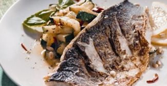 Жареная рыба с салатом из цукини