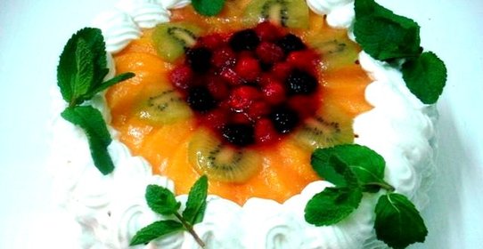 Два фруктовых торта на одной основе