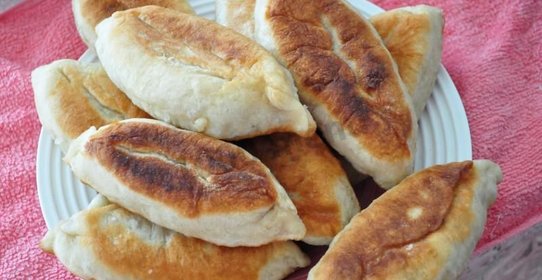 Жареные пирожки с зеленым луком и яйцом