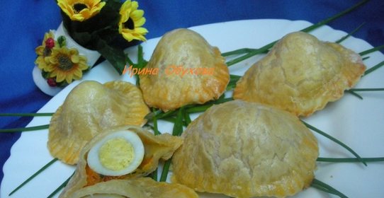 Пирожки из слоеного теста с яйцом