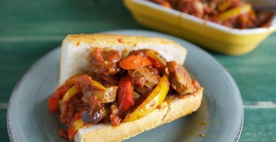 Брускетта с сосисками и болгарским перцем