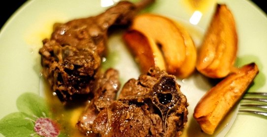 Мясо тушеное с айвой