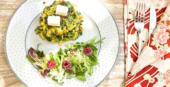 Кукурузные оладьи с овощами и сливочным сыром