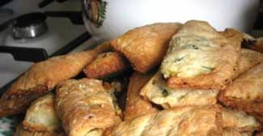 Пирожки из слоёного теста с луком