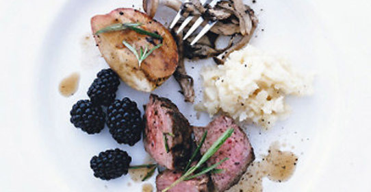 Телятина с яблоком и ежевикой