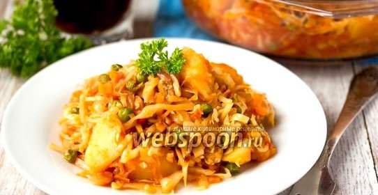 Капуста, тушёная с зелёным горошком, картофелем и куриным мясом в микроволновке