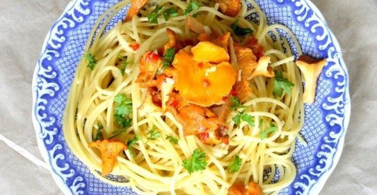 Спагетти с лисичками и коньяком