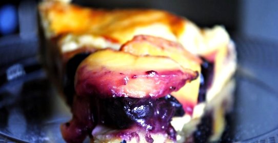 Пирог с черникой и персиками по-деревенски