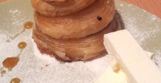 Груша и ананасы в сиропе, запеченные в слоеном тесте