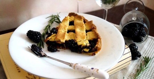 Кростата с шелковицей, розмарином и белым вином