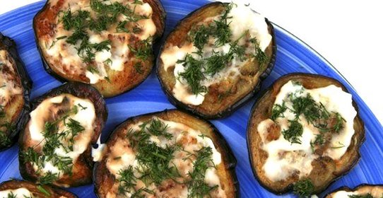 Запеченные баклажаны с чесноком и хлебной крошкой