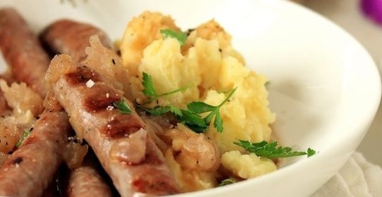 Свиные колбаски с картофельным пюре и пивным соусом