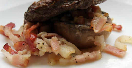 Оленина с шампиньонами, запеченная с беконом