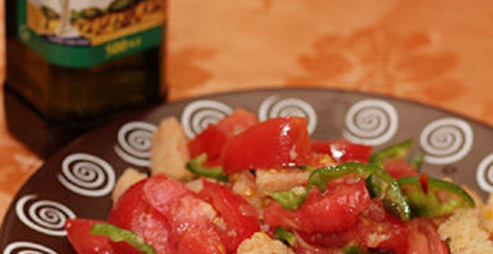 Салат с помидорами и хлебом