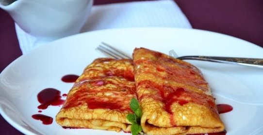 Блинчики с начинкой под вишневым соусом