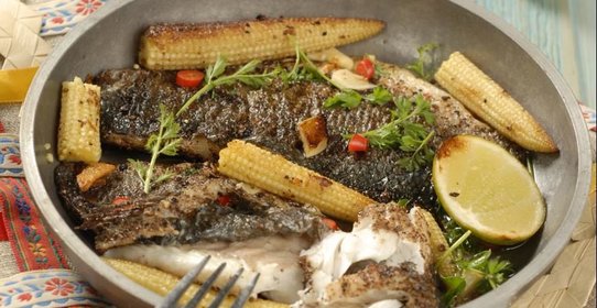 Рыба в корке из смеси перцев