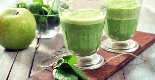 Зеленый коктейль с черносливом