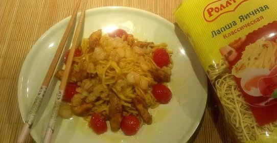 Китайская лапша с креветками и свининой