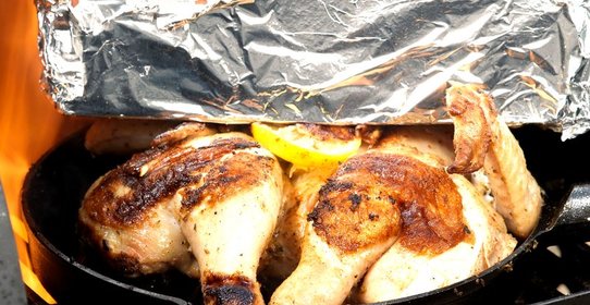 Цыпленок адобо под грузом