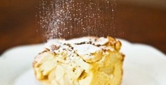 Шарлотка на простокваше с яблоками