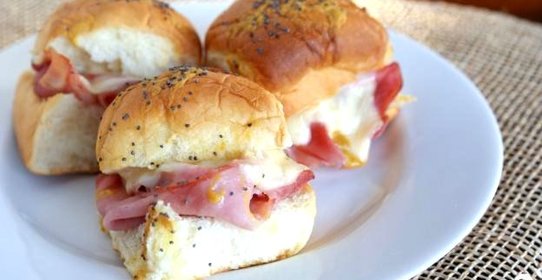 Горячие булочки с ветчиной и сыром