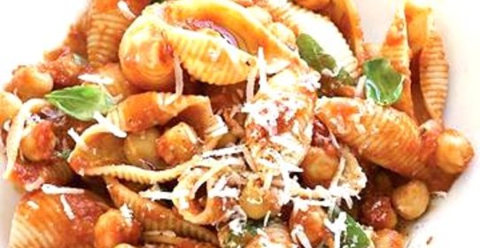 Паста с соусом из помидоров и гороха