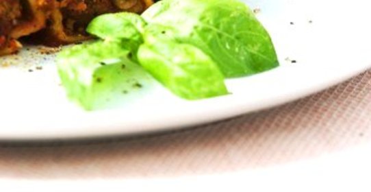 Каннеллони с куриной печенью и ветчиной под соусом из потрошков