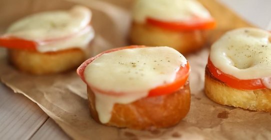 Брускетта с помидорами и сулугуни