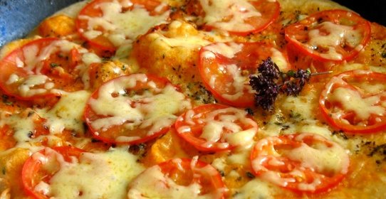 Пицца на сковороде с помидорами