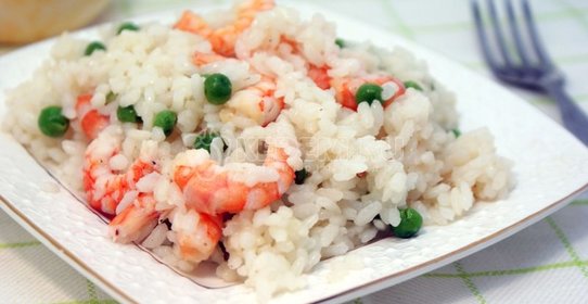 Креветки с рисом и зеленым горошком