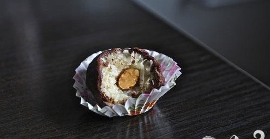 Кокосовые конфеты с миндалем и шоколадом