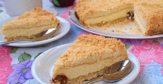 Насыпной творожный пирог со сливой