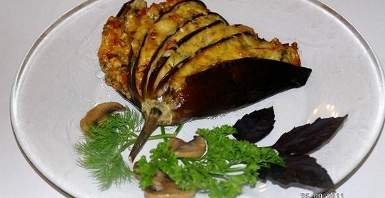 Баклажаны, фаршированные овощами и беконом