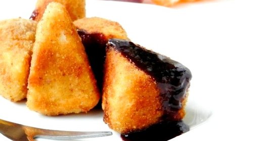 Жареный сулугуни с яйцом