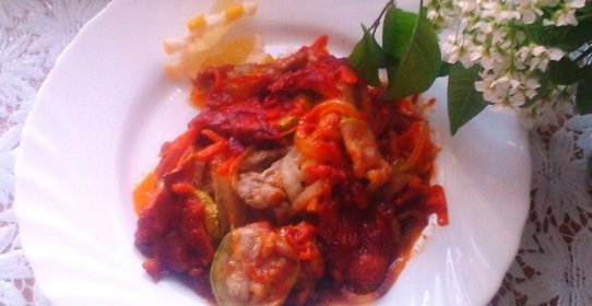 Кабачки с мясом тушеные в томатном соусе