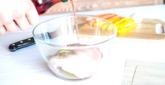 Куриная грудка с беконом, запеченная в гриль-бумаге