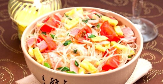 Фунчоза с беконом, помидорами и яичными блинчиками