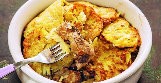 Свинина с драниками, томленная в горшке