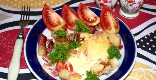 Яичница с колбасой и хлебом