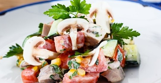 Салат с куриным филе и овощами